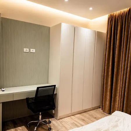 Joan Luxury With Private Pool & Gym Appartement Tirana