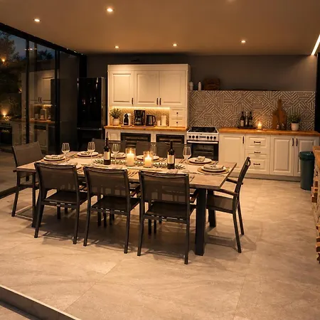 Joan Luxury With Private Pool & Gym Apartment